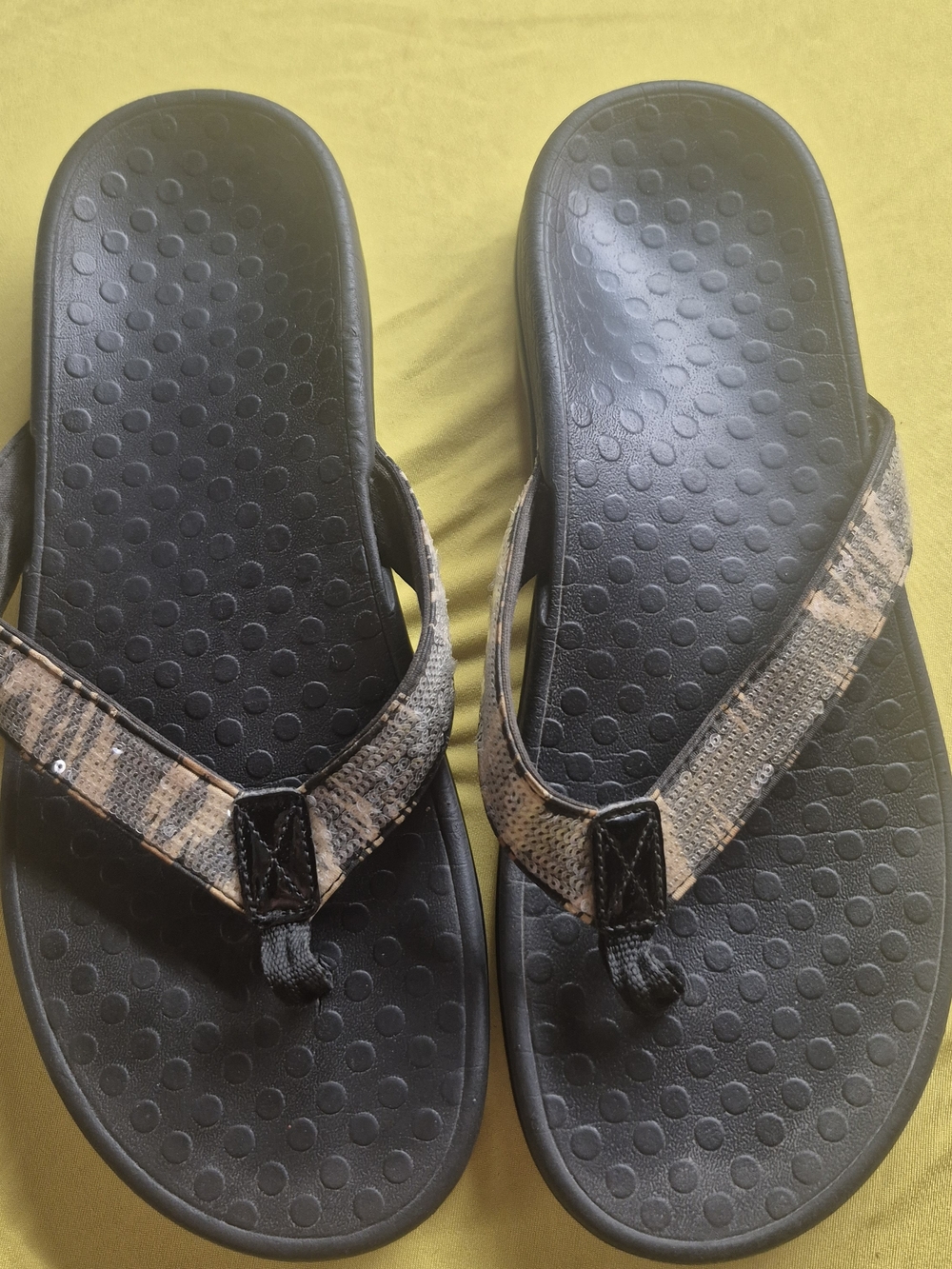 Vionic Men's Black Footbed Flip Flops with Brown Patterned Straps